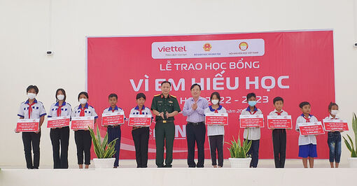 Thêm 70 suất học bổng “Vì em hiếu học” cho học sinh vùng Bảy Núi