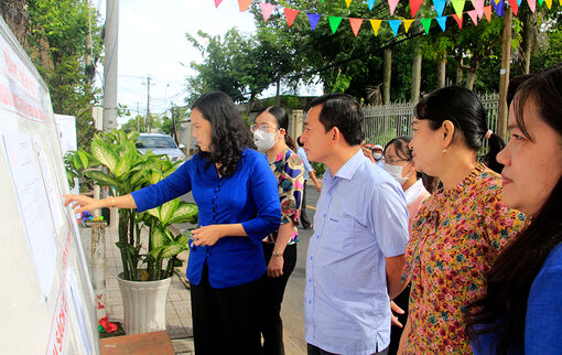 Bí thư Thành ủy, Chủ tịch UBND TP. Long Xuyên Đặng Thị Hoa Rây kiểm tra công tác chuẩn bị bầu cử trưởng ấp, khóm