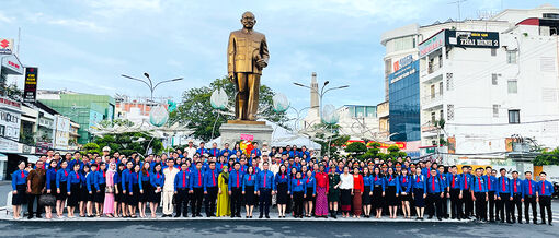 222 đoàn viên dâng hoa, báo công tại tượng đài Bác Tôn