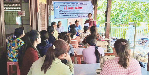Dạy nghề và tạo việc làm cho phụ nữ nông thôn
