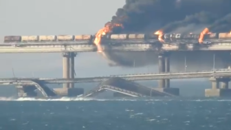 Nga: Đánh bom làm sập 2 nhịp cầu vượt biển nối với bán đảo Crimea
