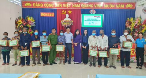 Tổ chức Chương trình vui khỏe và trao quà cho học sinh ở biên giới Tây Nam