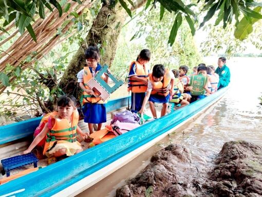 Học sinh vùng lũ An Giang đến trường