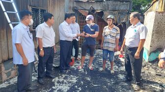 Chủ tịch UBMTTQVN tỉnh An Giang Nguyễn Tiếc Hùng thăm, động viên gia đình có nhà bị cháy ở TX. Tân Châu