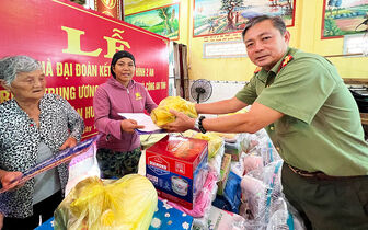 Bàn giao 15 căn nhà Đại đoàn kết cho hộ nghèo ở An Phú