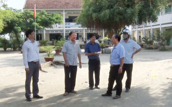 Bí thư Huyện ủy Tri Tôn kiểm tra tiến độ các công trình xã Tân Tuyến