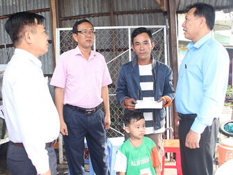 Phó Chủ tịch UBND tỉnh An Giang Trần Anh Thư thăm các gia đình có nhà bị cháy ở TX. Tân Châu