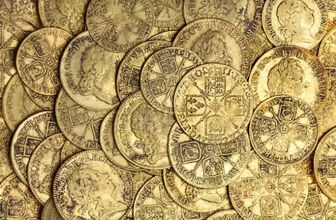 Tình cờ phát hiện kho báu tiền vàng cổ dưới sàn nhà