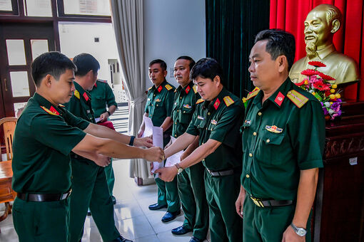 An Giang: 45 cá nhân được nâng bậc lương và thăng quân hàm vì thành tích phòng, chống dịch COVID-19