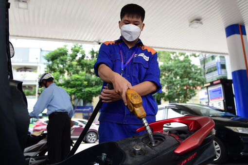 Giá xăng tăng sau chuỗi ngày giảm sốc, dầu đắt thêm gần 2.000 đồng/lít
