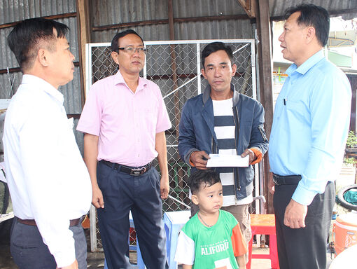 Phó Chủ tịch UBND tỉnh An Giang Trần Anh Thư thăm các gia đình có nhà bị cháy ở TX. Tân Châu