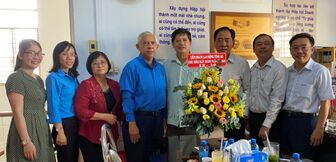 Liên đoàn Lao động An Giang thăm, chúc mừng Ngày Doanh nhân Việt Nam