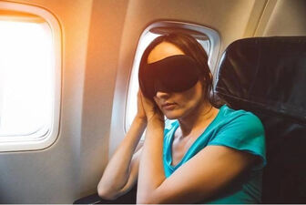 Mẹo ngủ ngon khi đi máy bay hạng phổ thông