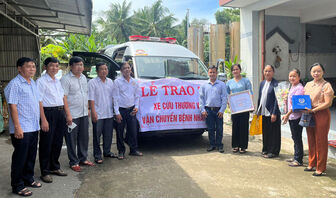 Thêm 1 xe chuyển bệnh phục vụ miễn phí tại huyện Phú Tân