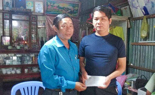 Liên đoàn Lao động huyện Phú Tân hỗ trợ đoàn viên bị tai nạn giao thông