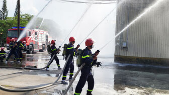 Diễn tập  phương án chữa cháy và cứu nạn, cứu hộ tại Xí nghiệp Thức ăn chăn nuôi thủy sản