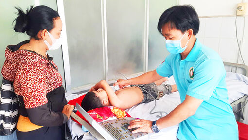 Khám sàng lọc tim miễn phí cho 100 trẻ em huyện Tịnh Biên