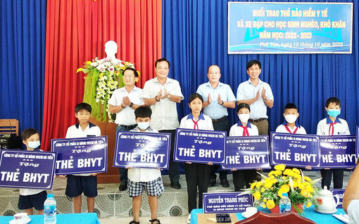 Tặng thẻ bảo hiểm y tế và xe đạp cho học sinh nghèo, khó khăn huyện Phú Tân
