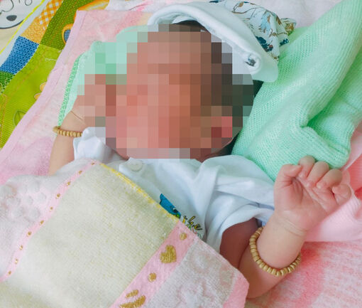 Bé gái sơ sinh bị bỏ rơi ở xã Phú Lâm