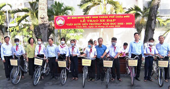 UBMTTQVN TP. Châu Đốc trao xe đạp cho 60 học sinh khó khăn