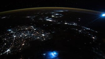 Vệt sáng xanh kỳ lạ trôi nổi trong bầu khí quyển Trái Đất