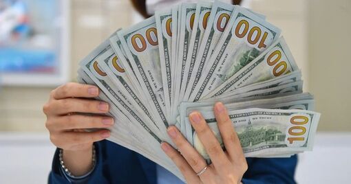 Giá USD ngân hàng áp sát thị trường tự do, chạm mốc 24.600 đồng