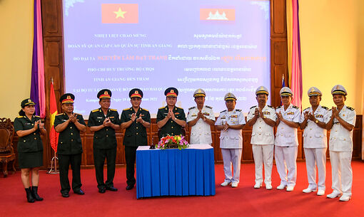 An Giang tặng vật tư, trang thiết bị y tế hỗ trợ quân đội Hoàng gia Campuchia