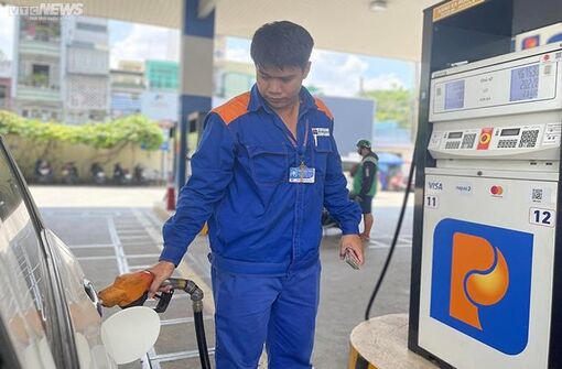Giá xăng tăng nhẹ hơn 300 đồng/lít