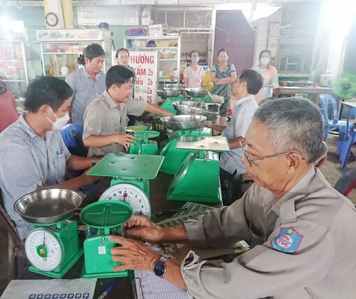Thực hiện kiểm định cân đồng hồ lò xo (cân cấp 4) tại chợ