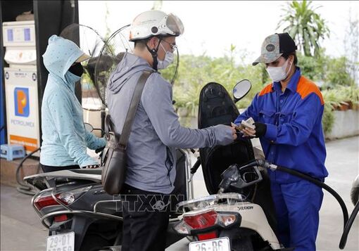 Ứng phó với diễn biến bất lợi của giá xăng, dầu