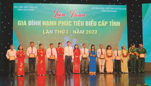 Vinh danh gia đình hạnh phúc tiêu biểu