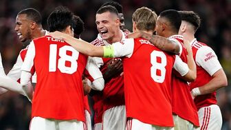 Xhaka ghi bàn đưa Arsenal vào vòng knock-out Europa League