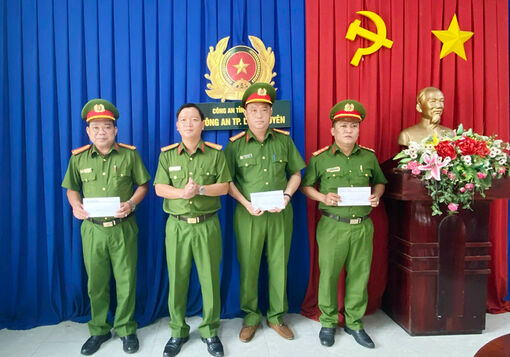 Thưởng nóng 3 tập thể truy bắt nhanh đối tượng cướp giật tài sản ở phường Mỹ Quý