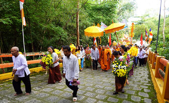 Hòa mình cùng lễ dâng y của đồng bào dân tộc thiểu số Khmer