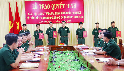 Bộ đội Biên phòng tỉnh An Giang trao quyết định nâng bậc lương, thăng quân hàm trước niên hạn