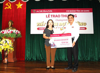 Agribank chi nhánh tỉnh An Giang  trao thưởng cho khách hàng trúng thưởng Chương trình “Tiết kiệm dự thưởng”