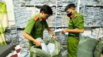 Công an TP. Long Xuyên tạm giữ hơn 11.000 quần jean không rõ nguồn gốc
