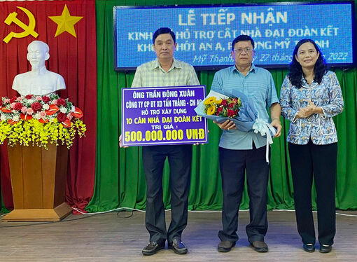 UBMTTQVN TP. Long Xuyên tiếp nhận kinh phí cất nhà Đại đoàn kết