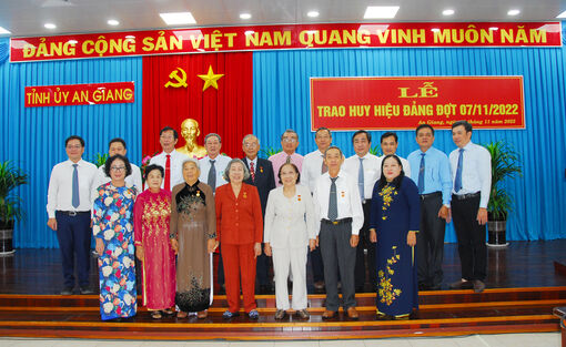 Ban Thường vụ Tỉnh ủy An Giang trao Huy hiệu Đảng đợt 7/11/2022