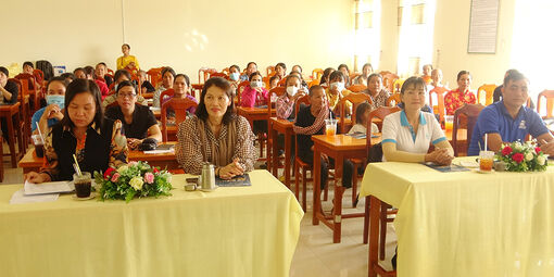 Hỗ trợ phụ nữ Tri Tôn mua thiết bị vệ sinh môi trường