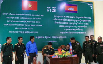 An Giang ký kết kế hoạch phối hợp tìm kiếm, quy tập hài cốt liệt sĩ với 2 tỉnh Takeo và Kampong Speu