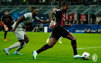 Giroud bùng nổ, AC Milan đoạt vé vào vòng 1/8 Champions League