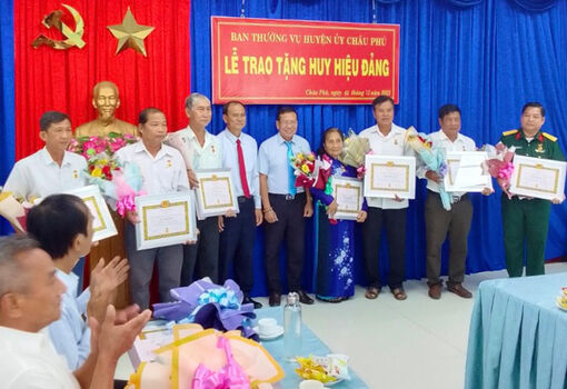 Ban Thường vụ Huyện uỷ Châu Phú trao Huy hiệu Đảng đợt 7/11/2022