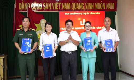 Ban Thường vụ Thị ủy Tân Châu trao quyết định cán bộ