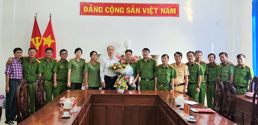 Bí thư Thành ủy, Chủ tịch UBND TP. Châu Đốc Lâm Quang Thi thưởng “nóng” Công an thành phố đã phối hợp điều tra nguyên nhân vụ hỏa hoạn làm 2 người tử vong