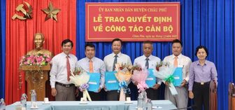 UBND huyện Châu Phú trao quyết định điều động, bổ nhiệm cán bộ