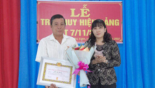 Ban Thường vụ Huyện ủy Phú Tân trao Huy hiệu Đảng đợt 7/11