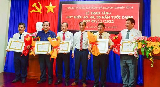 Đảng ủy Khối Cơ quan và Doanh nghiệp tỉnh An Giang trao Huy hiệu 45, 40, 30 năm tuổi Đảng đợt 7/11