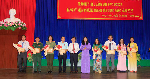 TP. Long Xuyên kỷ niệm 105 năm Cách mạng Tháng Mười Nga