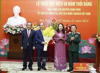 Lễ trao Huy hiệu 40 năm tuổi Đảng tặng đồng chí Nguyễn Xuân Phúc